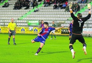 Manu García remata la jugada que dio el triunfo al Eibar en Ferrol. / PHOTODEPORTE/