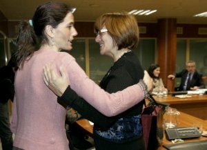 Saludo tras el rifirrafe. La peneuvista Leire Corrales, izquierda, mantuvo un tenso debate con la consejera Urgell. :: BLANCA CASTILLO/