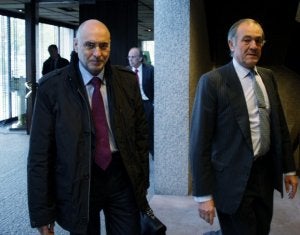 El consejero de interior, Rodolfo Ares, junto al presidente del Círculo de Empresarios Vascos, José Domingo Ampuero. :: MITXEL ATRIO/