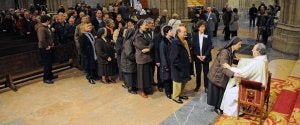 Los fieles congregados en la catedral del Buen Pastor de San Sebastián hacen cola para despedirse del que ha sido diez años su obispo, Juan María Uriarte. ::
JOSÉ MARI LÓPEZ/