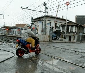 Un motorista atraviesa el paso a nivel de Urduliz. ::
PEDRO URRESTI/