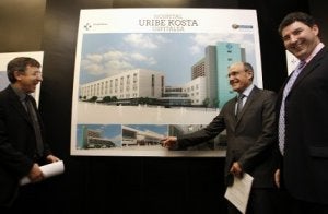Julián Pérez Gil, Rafael Bengoa y Javier Bilbao presentaron ayer el proyecto. ::
MIREYA LÓPEZ/