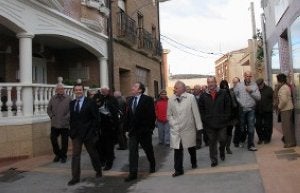 Sanz, el alcalde y varios vecinos recorren las calles.
:: G. M./