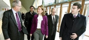 Arantza Quiroga habla con el organizador del congreso, Cayetano González, ayer en Salamanca. ::
EFE/