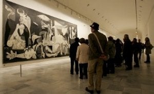 Visitantes contemplan la obra de Picasso en el Reina Sofía.
:: E. C./
