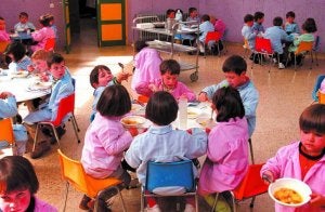 Servicio indispensable. Varios escolares en un comedor. ::
L. SEVILLA/