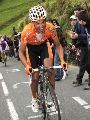 Beñat Intxausti, en pleno ascenso a Arrate. :: FÉLIX MORQUECHO/