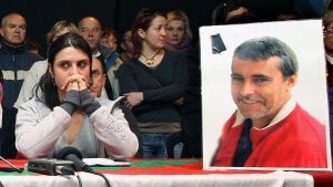Un retrato de Jon Anza preside una rueda de prensa en Bayona de su comité de apoyo, días después de la aparición de su cadáver en una morgue de Toulouse. :: AP/