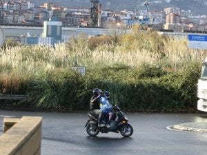 Dos personas circulan en motocicleta ante los terrenos de la Vega de Lamiako. ::
P. URRESTI/