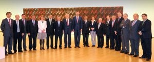Consejeros y directivos de EL CORREO y de Vocento posan con el Príncipe: Gonzalo Soto, Emilio Palacios, Iñaki Arechabaleta, Alejandro Echevarría, Catalina Luca de Tena, Enrique de Ybarra, José María Bergareche, Santiago de Ybarra, don Felipe de Borbón, Diego del Alcázar, Soledad Luca de Tena, Víctor Urrutia, José Manuel Vargas, Jorge Bergareche, Íñigo Barrenechea, Santiago Bergareche, Álvaro Ybarra y Juan Carlos Martínez./