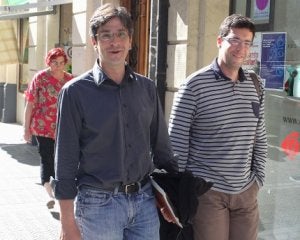Mikel Arana entra en la sede de Ezker Batua para participar en la reunión de ayer. :: TELEPRESS/
