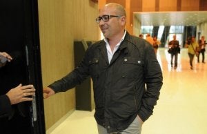 Alfredo de Miguel, en julio, se dispone a entrar a una asamblea extraordinaria de Caja Vital. :: I. ONANDIA/