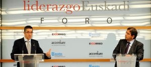 Patxi López responde una de las preguntas formuladas por el director de EL CORREO, Juan Carlos Martínez, tras pronunciar su conferencia. :: IGNACIO PÉREZ/