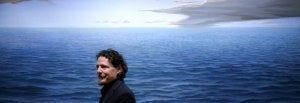 Jesús Mari Lazkano, al lado de una de las marinas que forman parte de la exposición. :: IGNACIO PÉREZ/