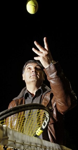 Toni Nadal 'realiza' un saque. ::
SUSSANA SÁEZ/