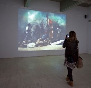 Uno de los montajes utiliza el cuadro de Delacroix 'La Libertad guiando al pueblo' para denunciar a los violadores. ::
FOTOS JOSÉ USOZ/