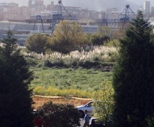Terrenos donde se asentarán las cocheras del tranvía en Leioa. :: PEDRO URRESTI/