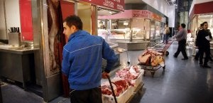 Ayer fue un día de trasiego de carretillas y cajas, un «palizón» coinciden en señalar los trabajadores. En la imagen, dos tenderas disponen las hortalizas en el mostrador de su flamante puesto. :: FOTOS: MITXEL ATRIO/