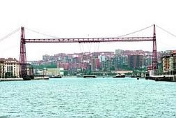 Panorámica del centenario transbordador, sobre el que se ha proyectado el color elegido por los técnicos para simular cómo quedará tras la reforma. :: FERNANDO GÓMEZ/