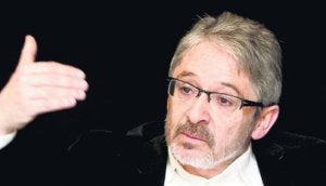 El catedrático en Historia Contemporánea, Luis Castells, ofreció una charla en Eibar. ::
E. C./