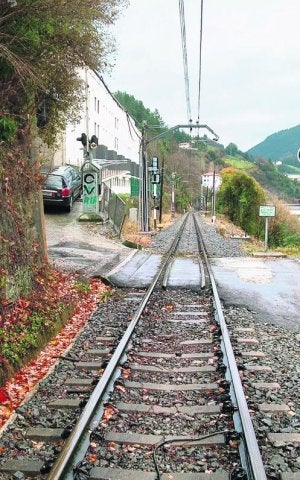 Tramo entre el paso a nivel de Txarakua, con las VPO a la izquierda, y la zona de Azitain, al fondo. ::
R. Z./