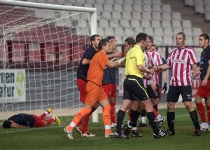 Tensión. Los jugadores riojanos y los asturianos protestaron por una caída en el área pequeña del Sporting B de Nacho Casés, que simuló un golpe en la cara. ::
ALFREDO IGLESIAS/