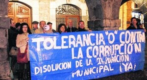 La plataforma 'Tolerancia cero contra la corrupción' se concentra habitualmente en los bajos del Ayuntamiento castreño. :: ABEL VERANO/