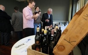 Enólogos realizaron una cata a ciegas de los vinos envejecidos en la bodega submarina. :: PEDRO URRESTI/
