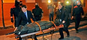 Los dos cadáveres fueron trasladados al Anatómico Forense pasadas las nueve de la noche. :: IOSU ONANDIA/