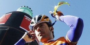 Óscar Freire se prepara en la salida de la primera jornada de la Challenge de Mallorca, el domingo pasado. :: EFE/