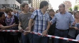Egibar bromea con Pello Urizar (EA) y el dirigente de la izquierda abertzale Rufi Etxeberria en la cabecera de la manifestación de octubre pasado. :: FERNANDO GÓMEZ/