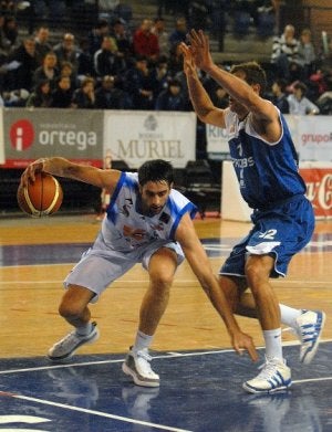David Mesa intenta superar a un rival durante el partido de ayer contra Tíjola. ::
ALFREDO IGLESIAS/