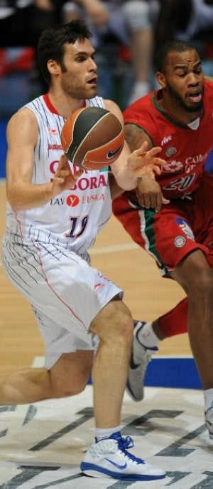 San Emeterio pasa el balón ante la presión de Owens. ::
IOSU ONANDIA/