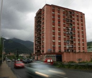 Imagen de la 'casa rosa' de Areta que al final no se derribará. :: JOSÉ MONTES/