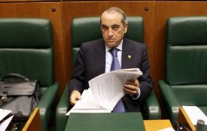 Iñaki Arriola repasa sus papeles durante el pleno monográfico de Vivienda celebrado ayer en el Parlamento de Vitoria. :: BLANCA CASTILLO/