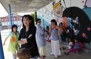 Madres aguardan a sus hijos a las dos de la tarde en el colegio Andra Mari de Getxo al suspenderse las clases por la tarde. :: GABRIELA BARNUEVO/