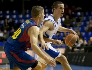 Thomas Heurtel intenta superar al blaugrana Jaka Lakovic durante un choque de la presente temporada. ::
EL CORREO/