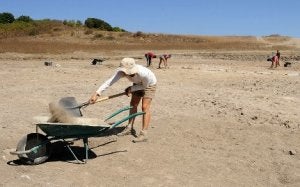 Una arqueóloga tira de pala en el yacimiento alavés. ::
IOSU ONANDIA/