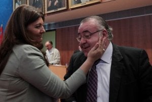 Rodríguez recibe la felicitación de su directora de Alcaldía, Arantza González. ::
PEDRO URRESTI/