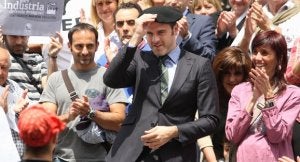El nuevo alcalde nacionalista de Sestao no dudó en ponerse la txapela para celebrar su investidura. ::
PEDRO URRESTI/