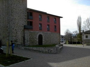 Vista del edificio adosado a la iglesia de Murguía. ::
S. LANDÁZURI/