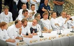 Ferran Adrià, rodeado de colaboradores, antiguos alumnos y colegas. :: V. GIMÉNEZ/
