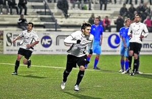 Rubio celebra un gol de penalti anotado la pasada temporada con el Onteniente. :: AFICIONATSDELONTIYENT.COM/