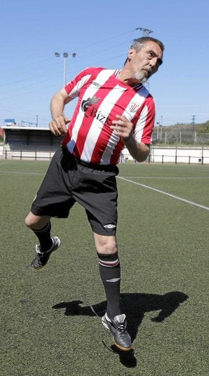 Salva simula un 'cabezazo' en el campo de Zorroza. :: LUIS ÁNGEL GÓMEZ/