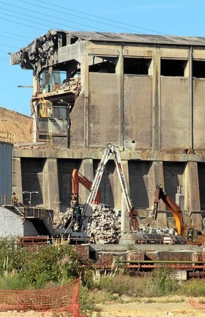 Excavadoras derriban la fábrica situada junto a Rontegi. :: MITXEL ATRIO/