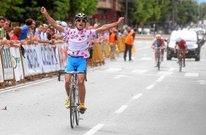Roade entra ganador en la meta de Logroño, donde finalizaba la Vuelta a La Rioja junior. ::
L. R./