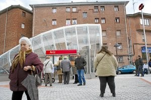 El metro llegó a Basauri, al barrio de Ariz, a finales de febrero, y desembarcará en el centro ocho meses después. :: IGNACIO PÉREZ/