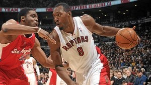 Joey Dorsey trata de superar a Ike Diogu en un choque de la pasada temporada entre Toronto Raptors y Los Angeles Clippers. :: EL CORREO/