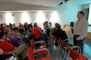 El mandatario local atiende a las explicaciones de una de las asistentes al encuentro. ::
MITXEL ATRIO/