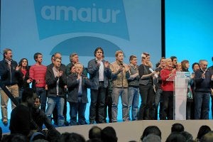 Rufi Etxeberria (izquierda abertzale), Pello Urizar (EA), Patxi Zabaleta (Aralar) y Oskar Matute (Alternatiba), mezclados con otros miembros de Amaiur en Pamplona. ::
TELEPRESS/
